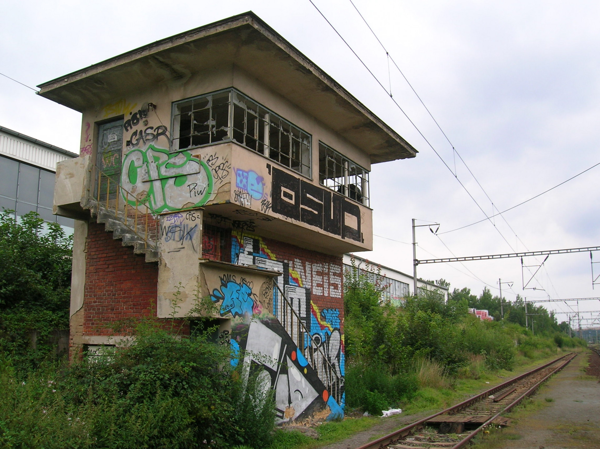 Železniční věž s grafitti vedle kolejí